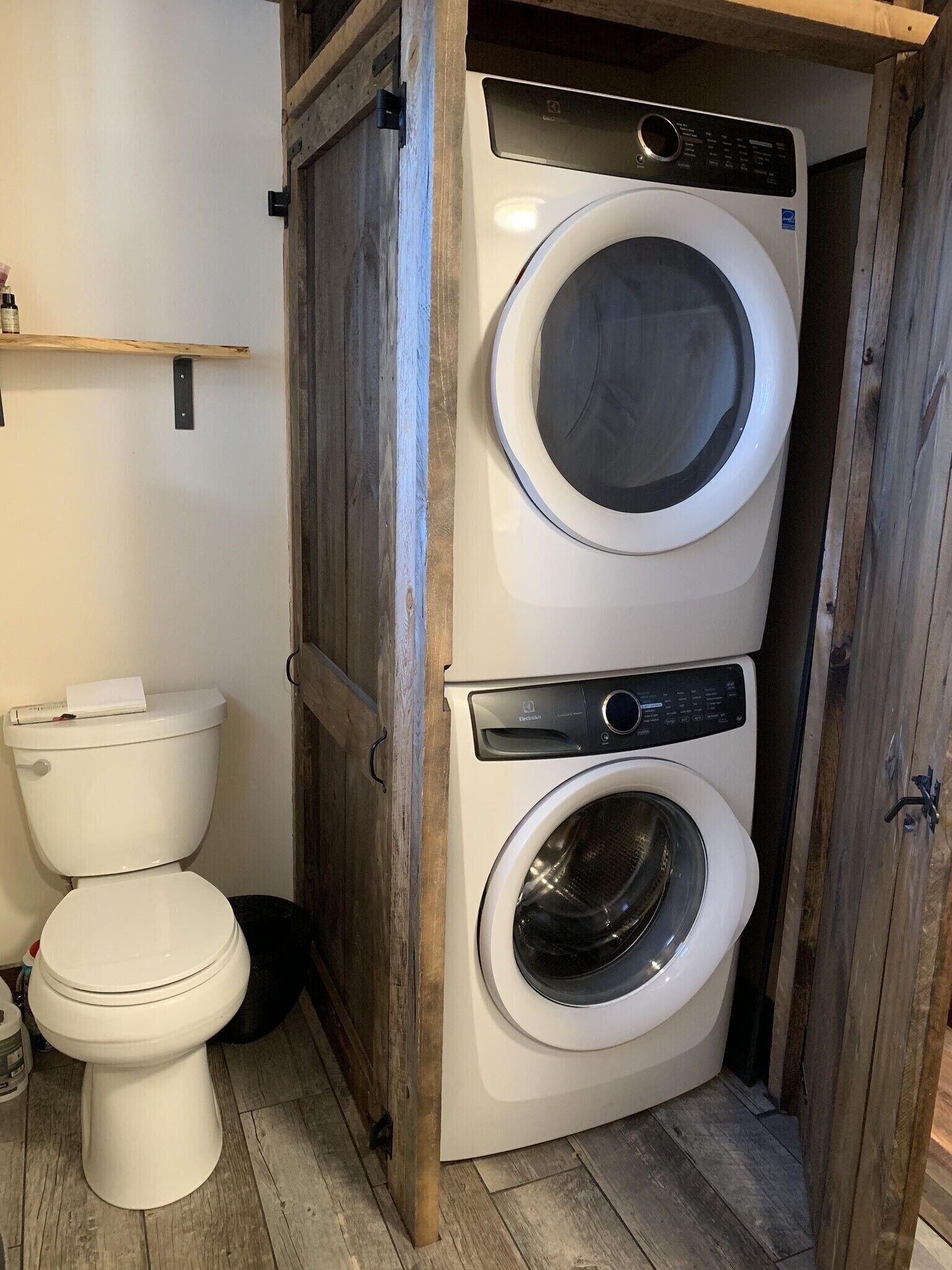 Une petite buanderie équipée d’un lave-linge et de toilettes.