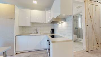 Réfrigérateur, micro-ondes, four, plaque de cuisson