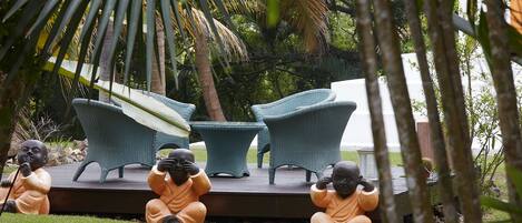 Un jardín con mobiliario exterior y estatuas.