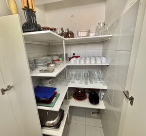 冰箱、微波炉、烤箱、炉灶