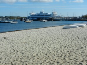 Sun-loungers, beach towels - In-town jewel -- Vineyard Haven (Vineyard Haven)