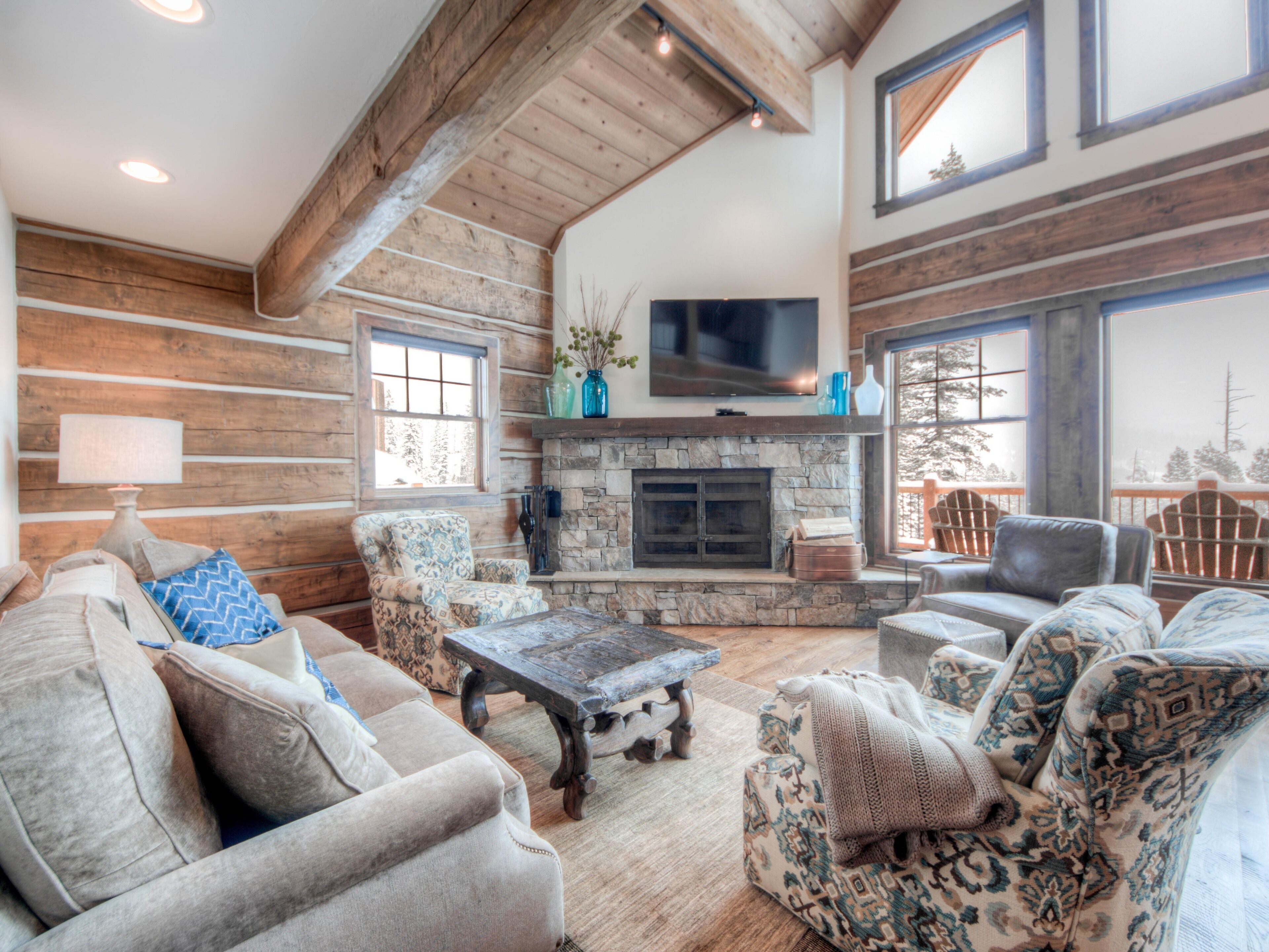 Fernseher, Kamin, Videospiele, DVD-Player