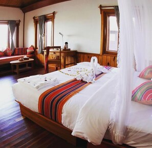 Bungalow, vue lac | Coffres-forts dans les chambres, bureau