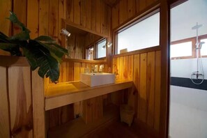 Ducha, artículos de higiene personal gratuitos y secador de pelo