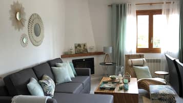 Una televisión, una chimenea