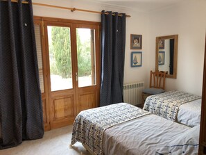 2 bedrooms, iron/ironing board, free WiFi, bed sheets