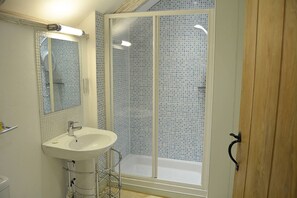 Duschwanne, kostenlose Toilettenartikel, Haartrockner