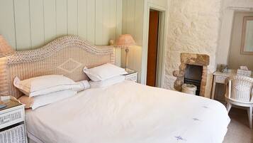 5 bedrooms, iron/ironing board, travel crib, internet