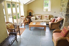 Flat-screen TV, fireplace, DVD player