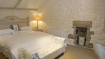 5 bedrooms, iron/ironing board, travel cot, Internet
