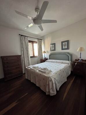 5 Schlafzimmer, Bügeleisen/Bügelbrett, Bettwäsche, Rollstuhlgeeignet