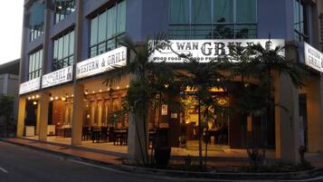 5 restaurants, breakfast, lunch, dinner served; Malaysian cuisine