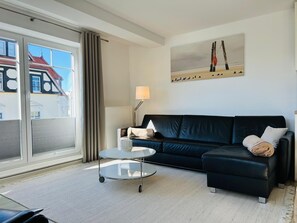 TV, bøker og stereoanlegg