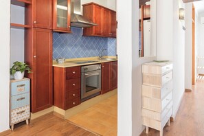 Kjøleskap, mikrobølgeovn, ovn og kaffetrakter/tekoker