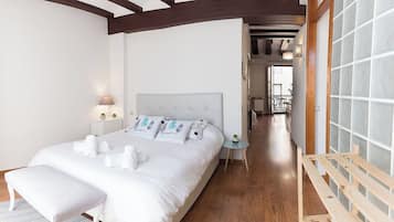 1 dormitorio, tabla de planchar con plancha, wifi y ropa de cama