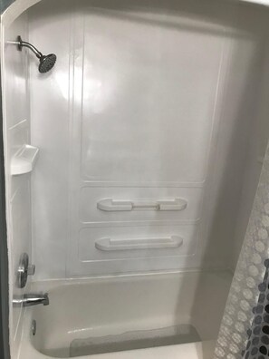 Haartrockner, Handtücher, Seife, Shampoo