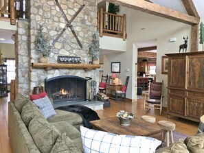 TV connectée, cheminée, lecteur de DVD, chaîne hi-fi