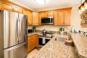 Fridge, microwave, oven, stovetop - Rest Ashored | 4bdr | King Bed | 2-Story | WiFi (New Braunfels)