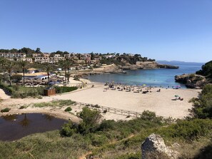 En la playa y toallas de playa 