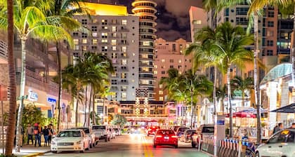 Ocean Drive, Spectacular Beach Views, Amazing furnishings, Walk to Everything!