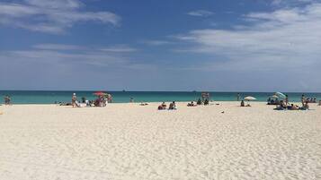 Aan het strand, ligstoelen aan het strand, strandlakens
