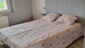 3 habitaciones, tabla de planchar con plancha y cuna de viaje