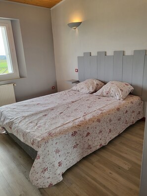 3 habitaciones, tabla de planchar con plancha y cuna de viaje 