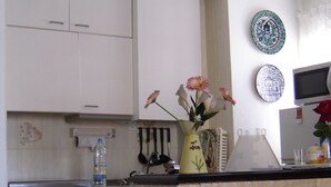 A compact kitchen with a washing machine, a sink, and a small countertop. - BALI-BENIDORM HOTEL FRONT APARTMENT (Finestrat)