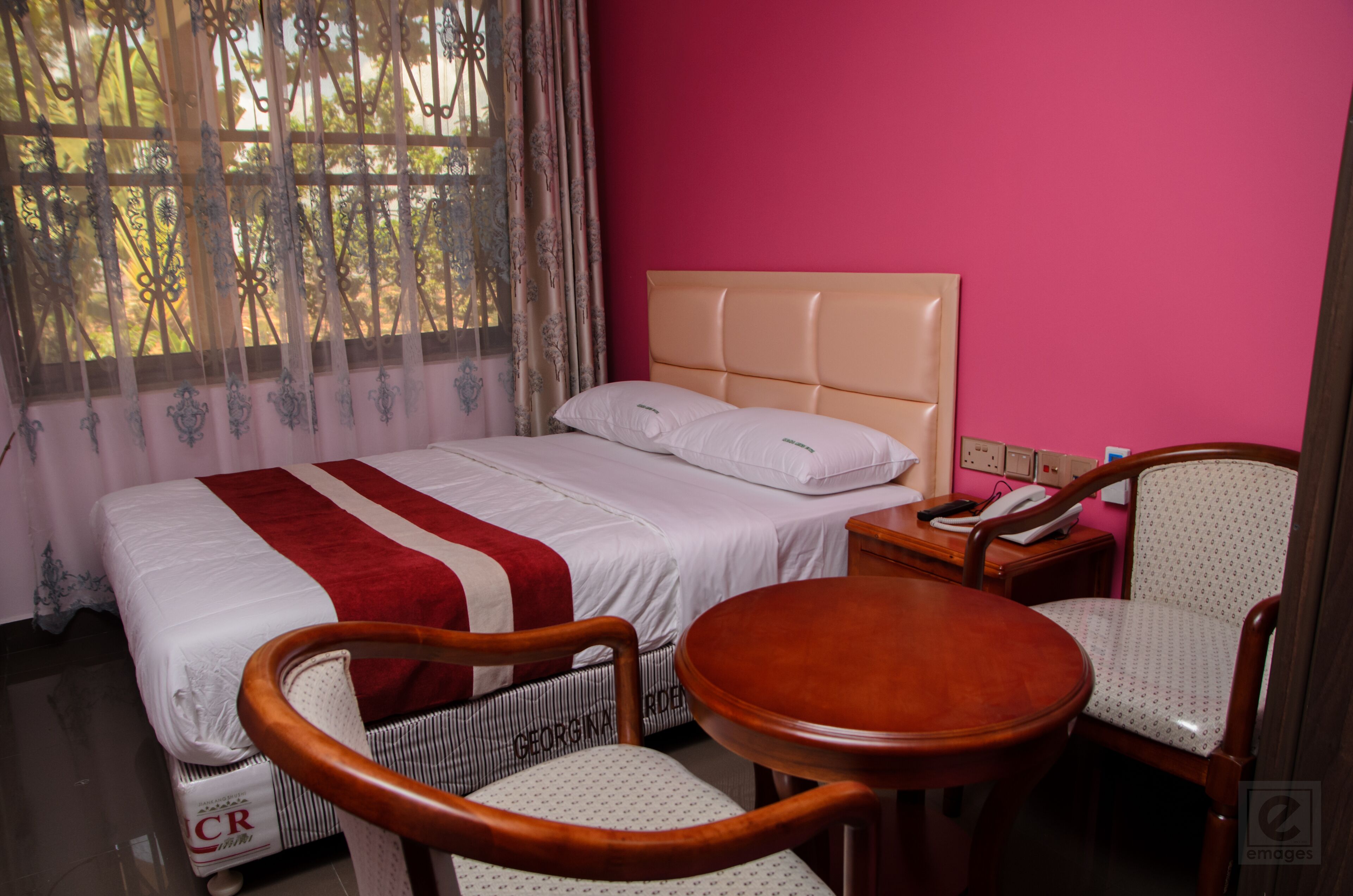 11 chambres, fer et planche à repasser, Wi-Fi gratuit