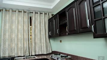 Een koelkast, een microgolfoven, een oven