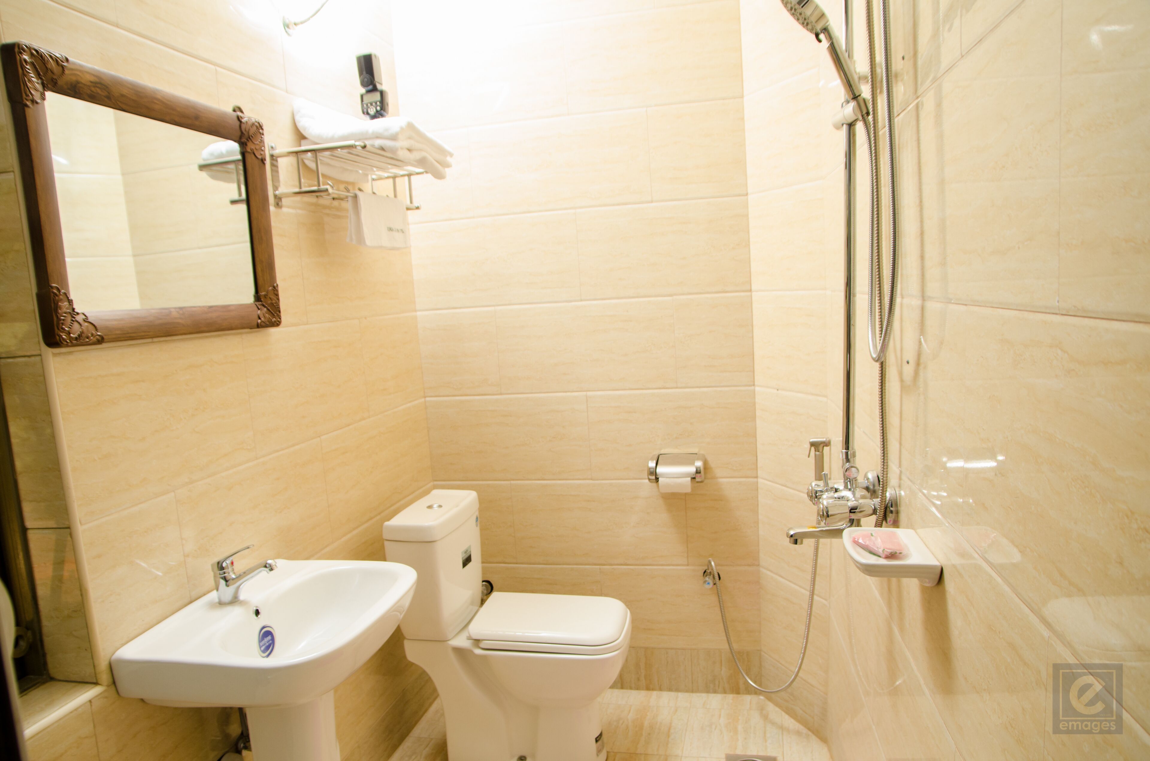 Kombination af bruser/badekar, håndklæder, Sæbe, Toiletpapir