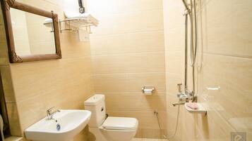 Kombination af bruser/badekar, håndklæder, Sæbe, Toiletpapir