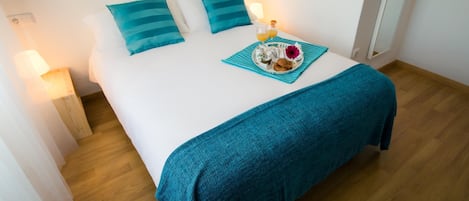 3 habitaciones, tabla de planchar con plancha y cuna de viaje