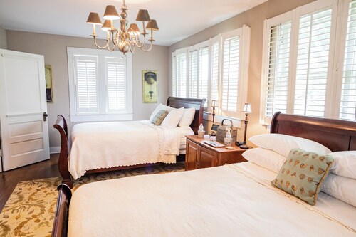 Schlafzimmer mit 2 Queensize-Betten im Guest House - Lancaster, KY