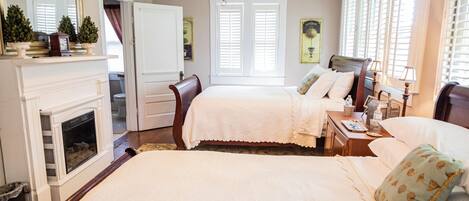 1 dormitorio, tabla de planchar con plancha, ropa de cama