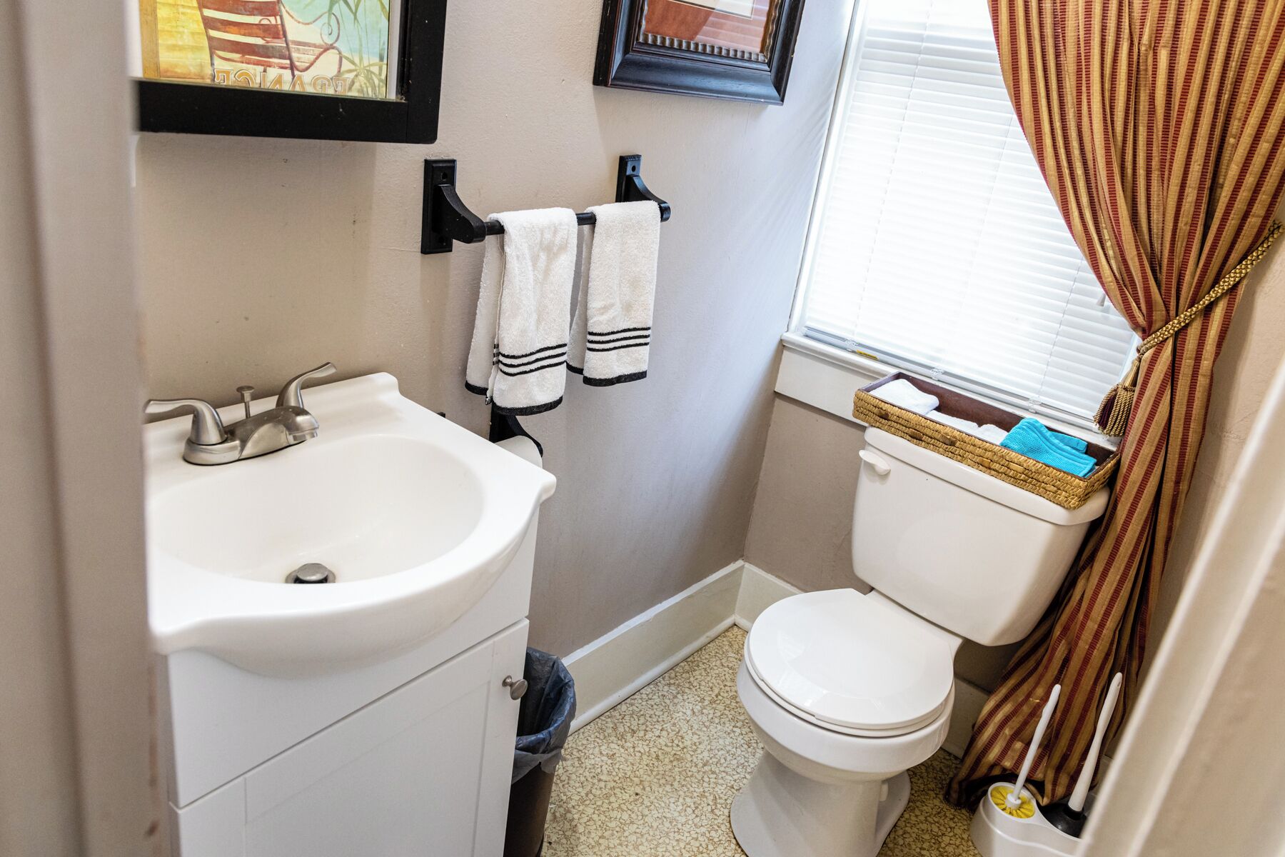 Suihku, hiustenkuivaaja, pyyhkeet