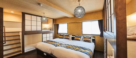 Una habitación con una cama grande, cabecera de madera y un techo con diseño texturizado.