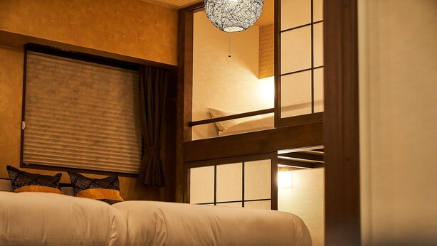 A room with a bed, a window with blinds, a hanging light fixture, and a wooden ceiling. - TOKYO Condominiun HOTEL ASAKUSA EIGHT (Tokyo)