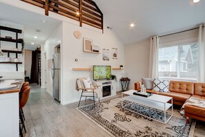 Smart TV, chimenea, futbolito y juguetes 