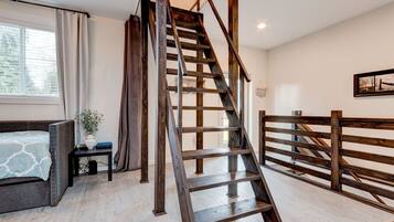 3 bedrooms, desk, iron/ironing board, travel crib