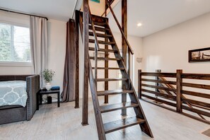 3 habitaciones, escritorio y tabla de planchar con plancha 