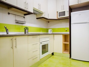 Refrigerador, microondas, placa de cocina, cafetera/tetera