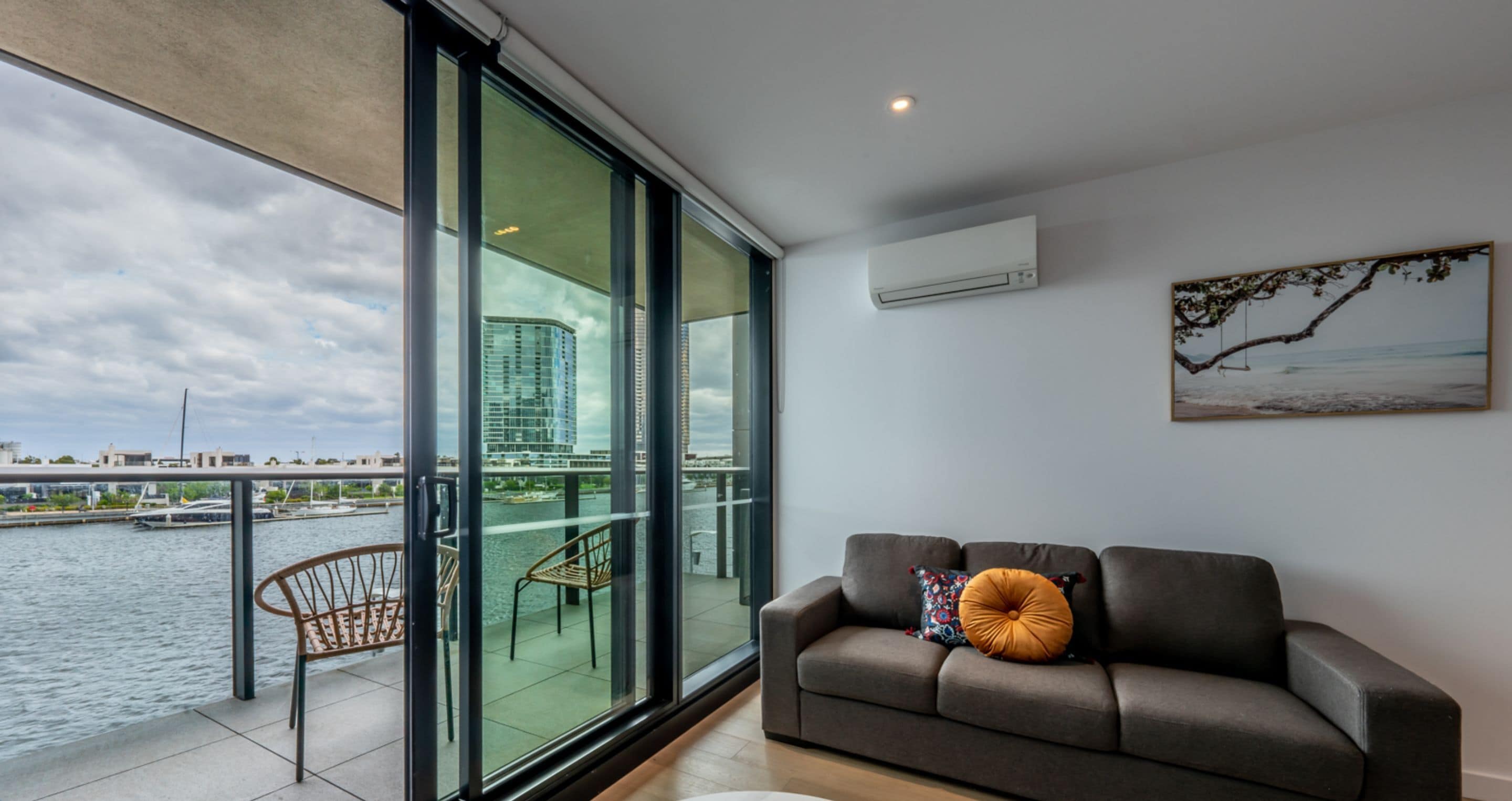 1 Bedroom Apartment Absolute Waterfront | Living area