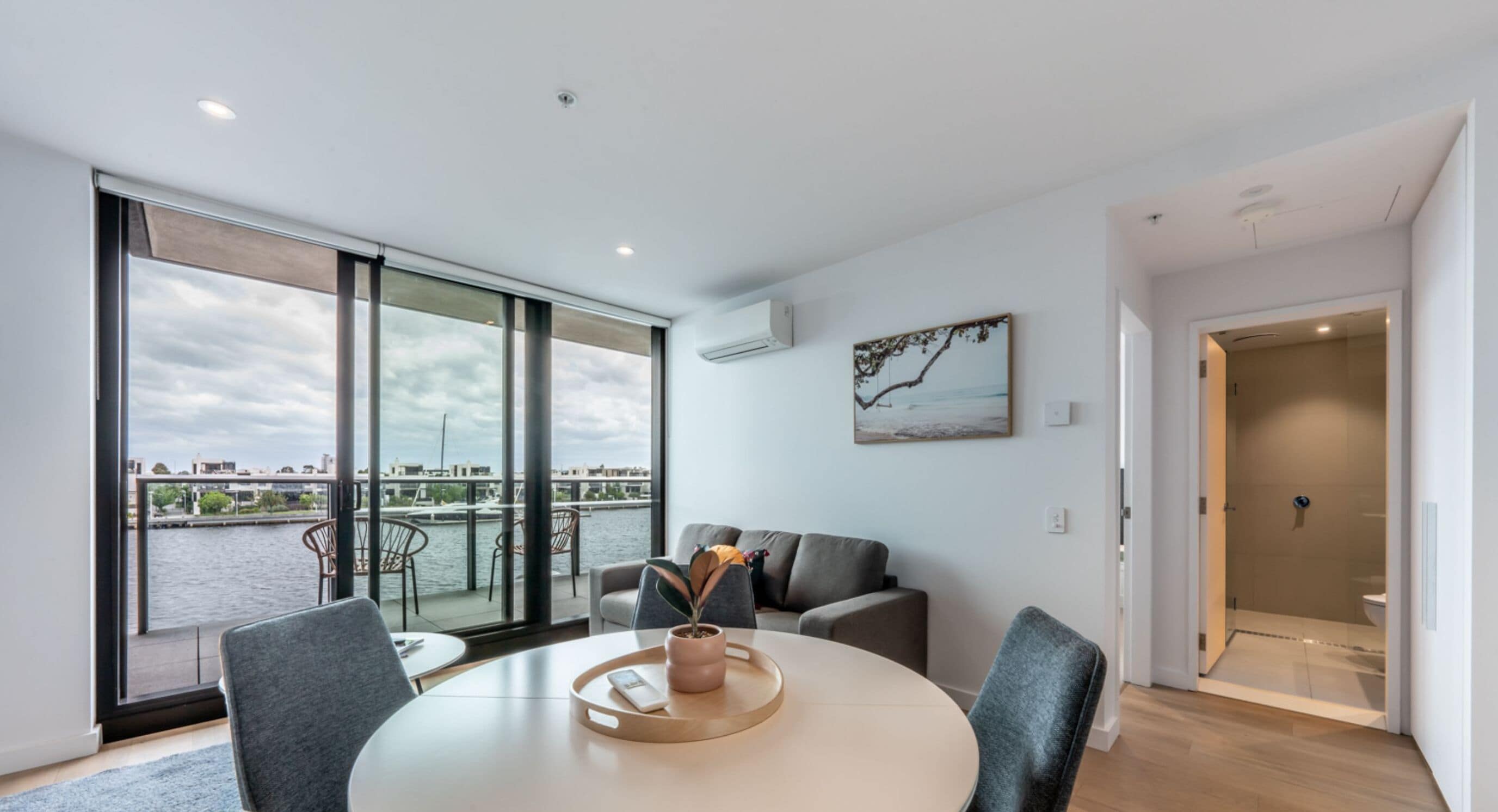 1 Bedroom Apartment Absolute Waterfront | Dining room
