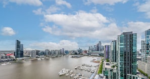 1 Bedroom Apartment + Study with Stadium & Harbour Views | Ausblick vom Zimmer
