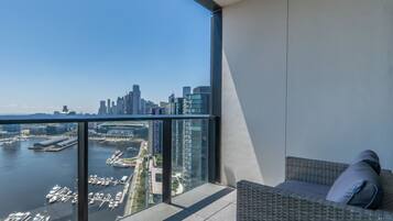 Top Floor 2 BR / 2 Lvls - Sub Penthouse | Balcony
