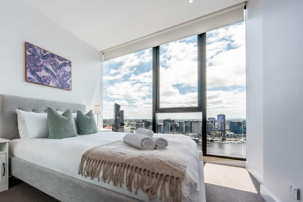 Sky High 2 Bedroom 2Bathroom Apartment with Stadium & Harbour Views | 2 bedrooms, individually decorated, individually furnished