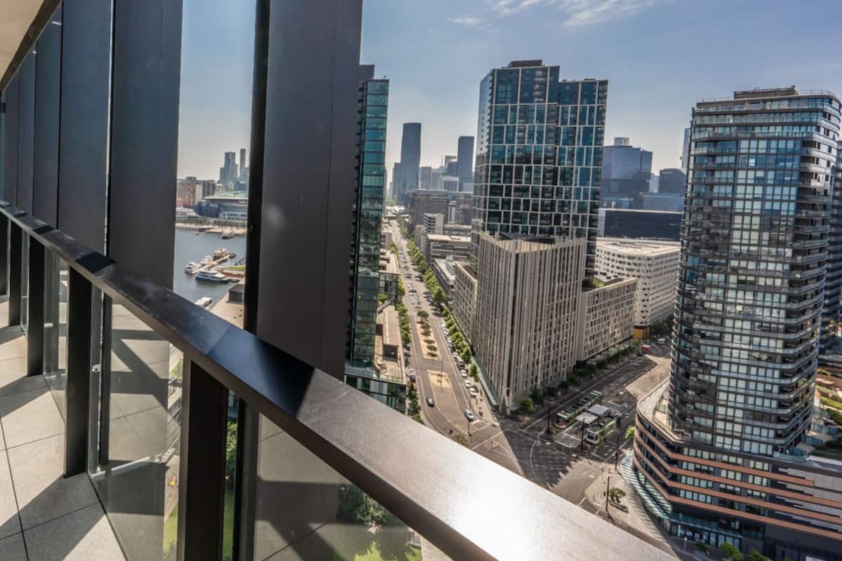 Sky High 3 Bedroom 2 Bathroom Apartment with Stadium & Harbour Views | Balcony