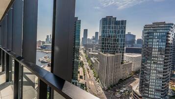 En modern byggnad med en glasfasad och utsikt över stadsbilden.