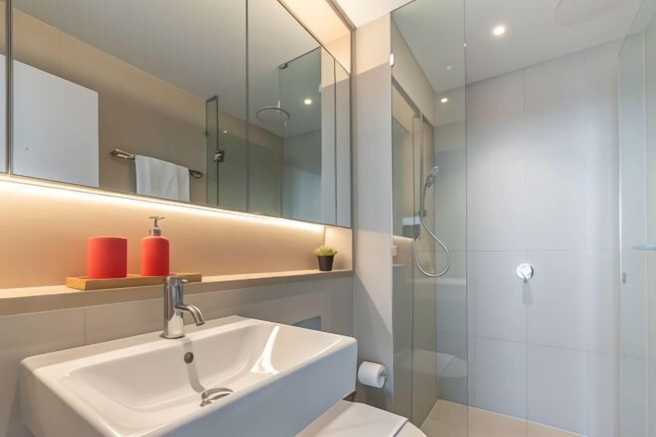 Baño | Ducha, artículos de higiene personal gratuitos y secador de pelo